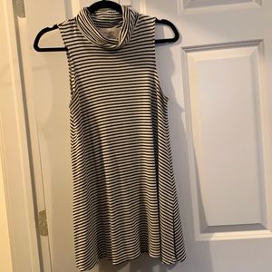 Super soft and chic turtleneck tank with striped treatment and side slits EUC
